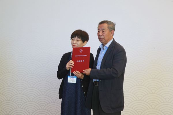邵秉仁代表中国书法家协会向日方参展作者代表颁发了“入展证书”