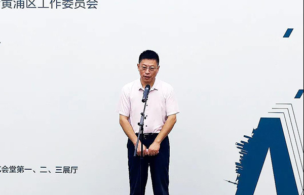 上海市文联专职副主席、秘书长沈文忠宣布展览开幕.jpg