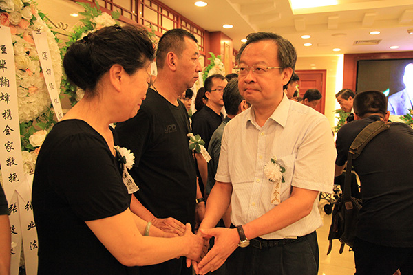 中国文联党组成员、书记处书记陈建文慰问家属
