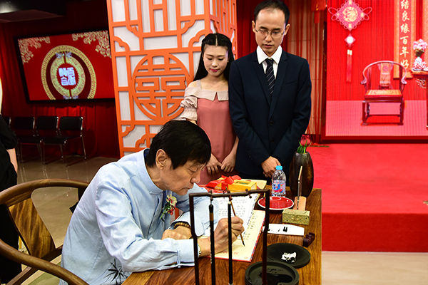 上海书坛名家为新人书写结婚纪念证书