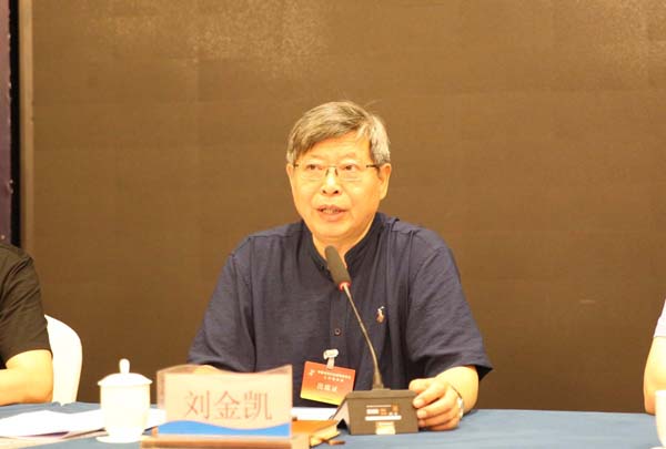 中国书协副主席、行业建设委员会主任刘金凯宣读倡议书