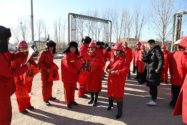 中国书协志愿小分队以及石油书协向劳模代表赠送春联、“福”字