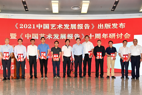 李屹、董耀鹏、张雁彬为54位首席专家和20家单位部门颁发荣誉证书并赠书