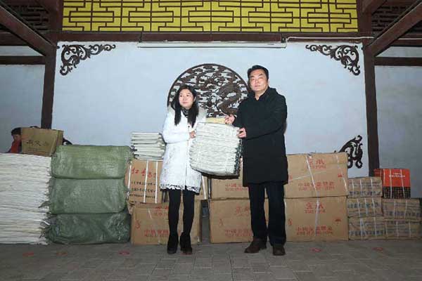谢安钧代表河南省书协向王大湾希望小学捐赠图书及书画等用品