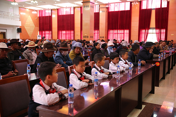 拉萨市城关区纳金乡塔玛村民和中小学生书法爱好者一百余人参加了开幕式