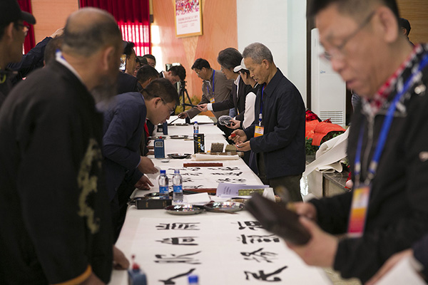 赴藏志愿服务小分队和西藏书协志愿书法家们为村民创作作品