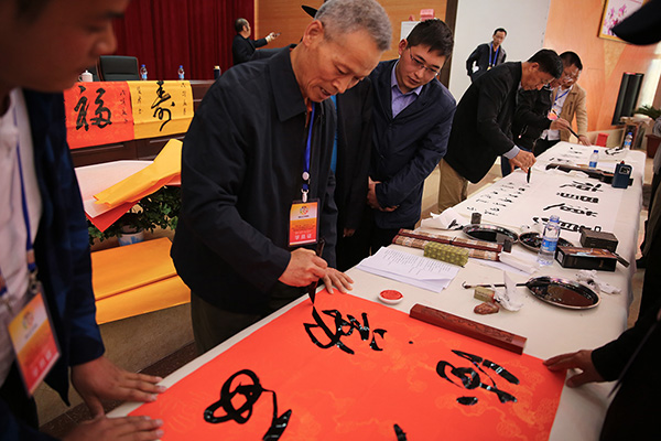 西藏自治区书协主席杨双举为村民书写作品