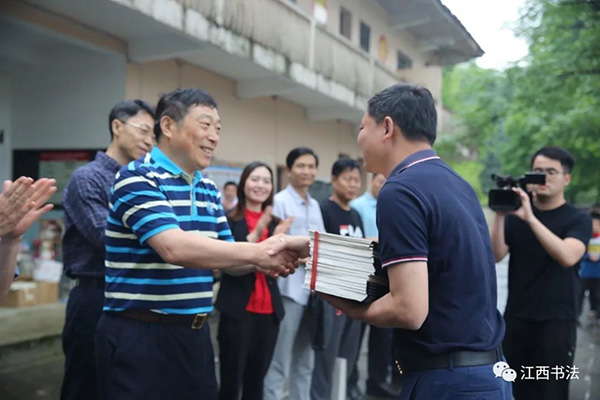 毛国典代表江西省书协向学校捐赠书法字帖、作品.jpg